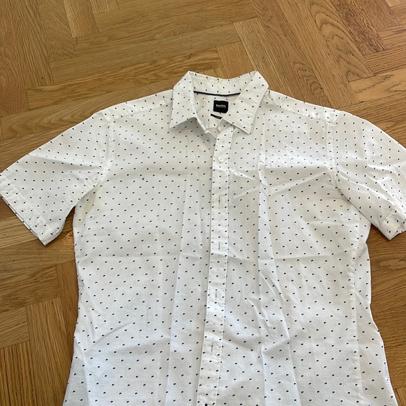 Boss 100% Cotton White with Black spots short sleeved collared shirt - Picture 2 of 2